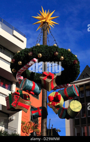 Vista di beni e si spegne al mercatino di natale nella città di Colonia, nella Renania settentrionale-Vestfalia, Germania, Europa Foto Stock