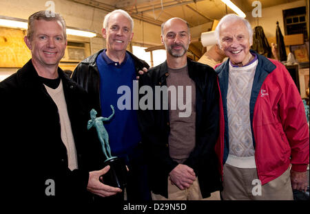 Gen 17, 2013 - Burbank, in California, USA - Da sinistra, WOODY SCHULTZ, DARYL ANDERSON, DAVID MARCIANO E PAOLO NAPIER posano con la cooperativa di attori di schermo statuetta - 'l'Attore" - presso la American Fine Arts fonderia. Il stauettes saranno consegnati ai vincitori nel corso della XIX annuale di SAG Awards su 27 Gennaio presso lo Shrine Auditorium di Los Angeles.(Immagine di credito: © Brian Cahn/ZUMAPRESS.com) Foto Stock