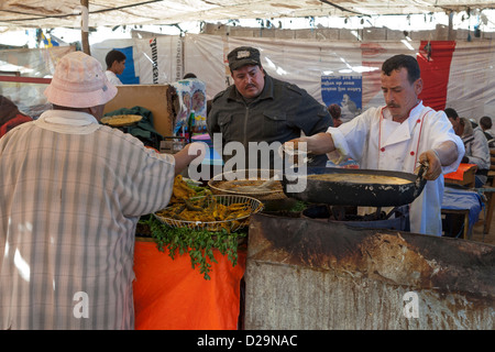 Ristorazione, mercato domenicale, Berber Village, Taroudant, Marocco Foto Stock