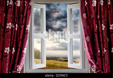 Finestra aperta sul paesaggio di campi e nuvole Foto Stock