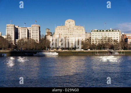 Embankment, London, Regno Unito - edifici L a R: L'Adelphi, Shell Mex House e Savoy Hotel