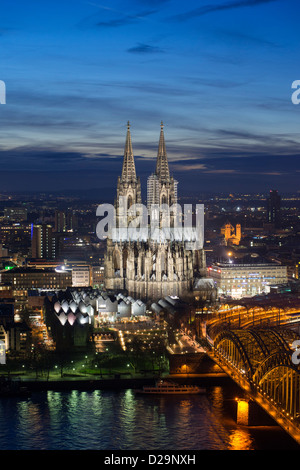 Vista serale della skyline di Colonia, Germania con cattedrale illuminate prominente Foto Stock