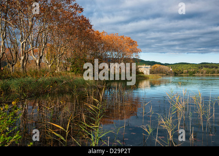Il paesaggio di un lago circondato da alberi in Autunno colori. Foto Stock