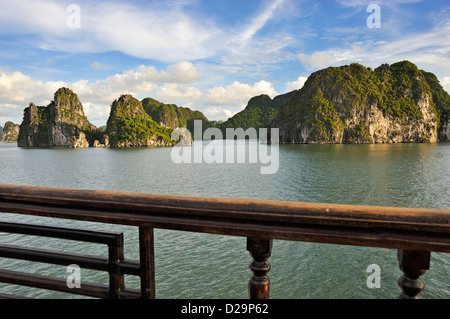 La Baia di Ha Long, Vietnam la sera dal ponte di una nave da crociera Foto Stock