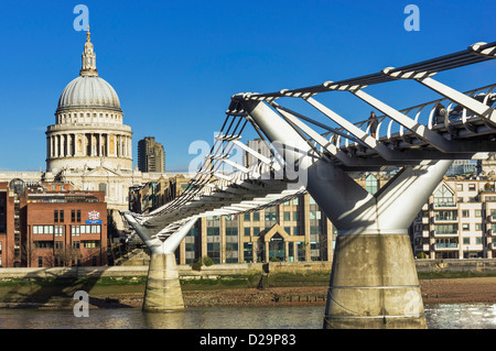 Millennium Bridge con la Cattedrale di St Paul, Londra, Inghilterra, Regno Unito Foto Stock