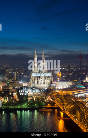 Vista serale della skyline di Colonia, Germania con cattedrale illuminate prominente Foto Stock