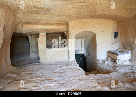 Interno di una grotta antica dimora, noto come un " Sassi " , a Matera, Italia meridionale. Un sito Patrimonio Mondiale dell'UNESCO. Foto Stock