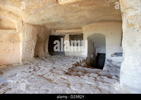 Interno di una grotta antica dimora, noto come un " Sassi " , a Matera, Italia meridionale. Un sito Patrimonio Mondiale dell'UNESCO. Foto Stock