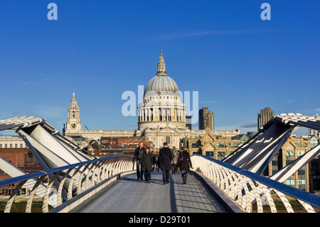 Millennium Bridge e la Cattedrale di St Paul, Londra, Inghilterra, Regno Unito Foto Stock