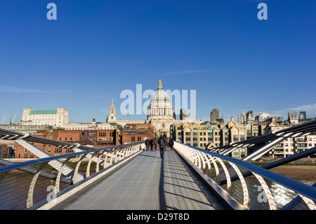 La gente camminare attraverso il Millennium Bridge verso la Cattedrale di St Paul, Londra, Inghilterra, Regno Unito Foto Stock
