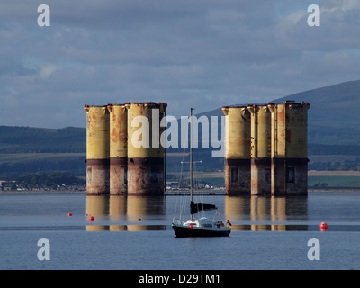 Lo scafo di Hutton TLP impilati in Cromarty Firth. Una ridondanza di piattaforma di olio alla ricerca di un nuovo impiego. Foto Stock