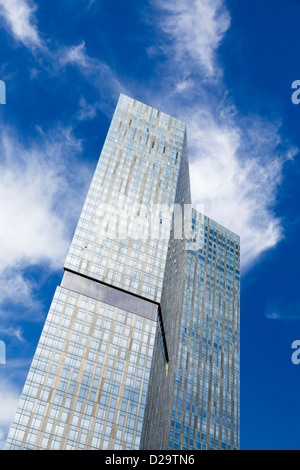 Moderno grattacielo di vetro contro un cielo blu con copyspace Foto Stock