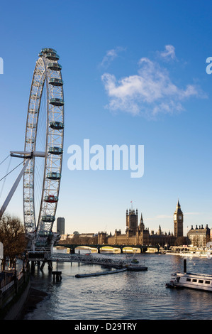 Il London Eye e la Casa del Parlamento da Hungerford Bridge, London, England, Regno Unito Foto Stock