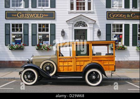 L'esterno dell'Griswold Inn in Essex, Ct. con un vintage antique automobile parcheggiata all'esterno. Foto Stock