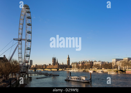 Il Tamigi con il London Eye e il Parlamento da Hungerford Bridge, Londra, Inghilterra, Regno Unito Foto Stock