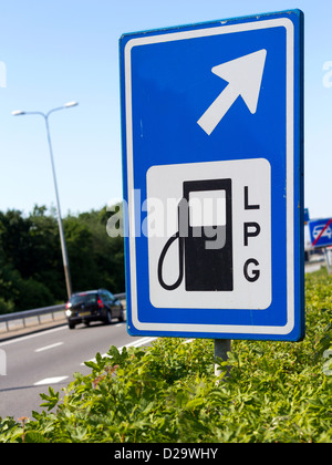 Stazione di rifornimento del GPL carburante cartello stradale lungo un'autostrada olandese Foto Stock