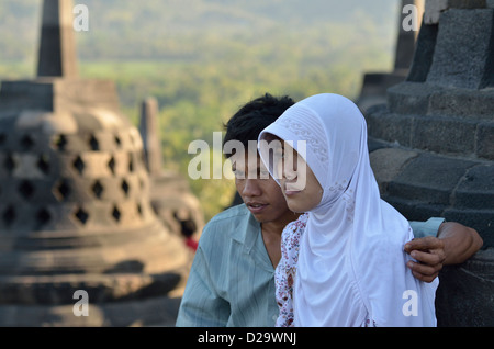 Due giovani amanti indonesiano nel tempio Buddhista di Borobudur, Giava centrale, Indonesia. Foto Stock