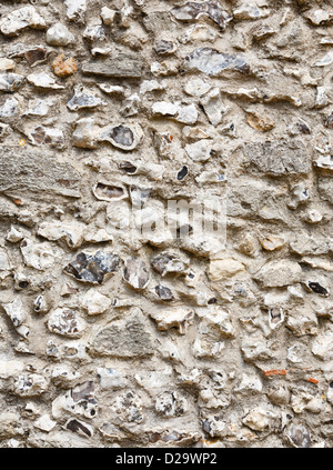 Dettaglio dei modelli e texture su un vecchio la selce e pietra muro di castello Foto Stock