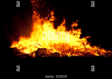 Il falò di fiamme di fuoco arancione notte incandescente Foto Stock