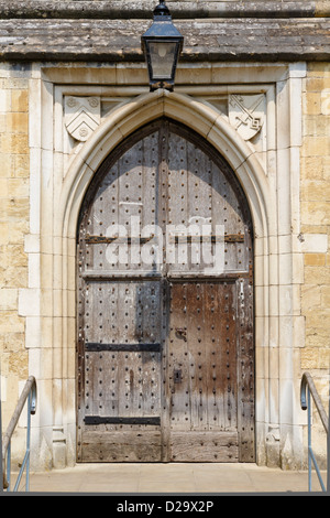 Vecchia medievale porta di legno con antico arco e muratura in pietra Foto Stock