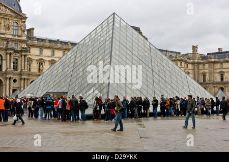 La linea di turisti in coda presso la Piramide del Louvre da Leoh Ming Pei Parigi Francia Europa Foto Stock