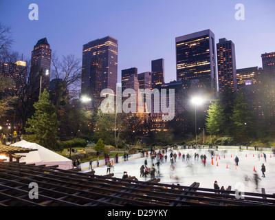 Wollman Rink pattinaggio su ghiaccio a Central Park con lo skyline di Manhattan in background, NYC Foto Stock