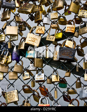 Amore serrature (desiderio serrature) lucchetti a sinistra e firmato da coppie di Pont des Arts Parigi Francia Europa Foto Stock