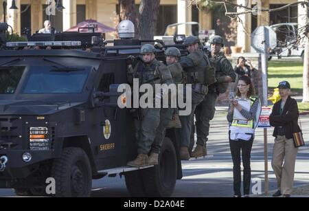 Gen 17, 2013 - Los Angeles, California (CA, Stati Uniti d'America - Los Angeles County Sheriff's SWAT membri approccio durante un esercizio di formazione con il Los Angeles County Fire Department e Claremont dipartimento di polizia, in preparazione per una scuola di scatto a Scripps College in Claremont, California dal 17 gennaio 2013. (Credito Immagine: © Ringo Chiu/ZUMAPRESS.com) Foto Stock