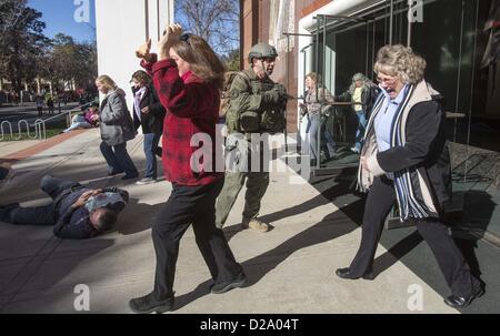 Gen 17, 2013 - Los Angeles, California (CA, Stati Uniti d'America - Los Angeles County Sheriff's SWAT membri evacuare le persone nel corso di un esercizio di formazione con il Los Angeles County Fire Department e Claremont dipartimento di polizia, in preparazione per una scuola di scatto a Scripps College in Claremont, California dal 17 gennaio 2013. (Credito Immagine: © Ringo Chiu/ZUMAPRESS.com) Foto Stock