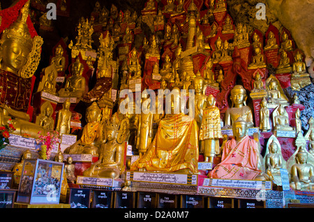 Il Buddha oro statue in Shwe Oo Min Foto Stock
