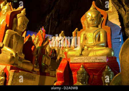 Il Buddha oro statue in Shwe Oo Min Foto Stock