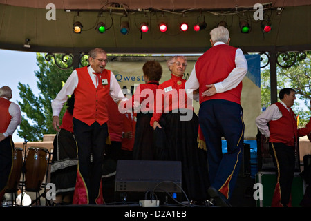 I membri del La Sociedad Colonial Espanola de Santa Fe eseguire sulla Plaza Stage durante il Mercato spagnolo Foto Stock