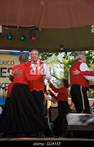 I membri del La Sociedad Colonial Espanola de Santa Fe eseguire sulla Plaza Stage durante il Mercato spagnolo Foto Stock