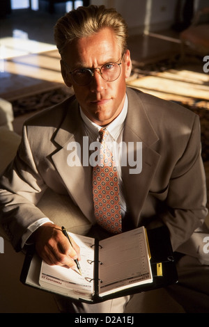 Ritratto di giovane uomo a casa, nel business suit Foto Stock