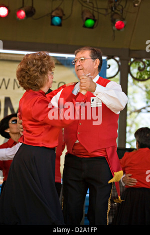 I membri del La Sociedad Colonial Espanola de Santa Fe eseguire sulla Plaza Stage durante il Mercato spagnolo Foto Stock