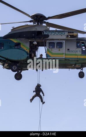 Gen 17, 2013 - Los Angeles, California, Stati Uniti - Speciale di poliziotti scendono da un elicottero durante un anti-terrorismo di praticare presso la Claremont Colleges. (Credito Immagine: © Ringo Chiu/ZUMAPRESS.com) Foto Stock