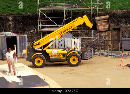 Germania. Trier. Anfiteatro. Roman. 100 DC. Uomo fase di verniciatura per l'Opera. Uomo con la forcella di sollevamento. Foto Stock