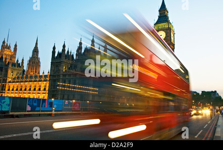 Routmaster Bus sul Westminster Bridge di Londra al crepuscolo REGNO UNITO Foto Stock