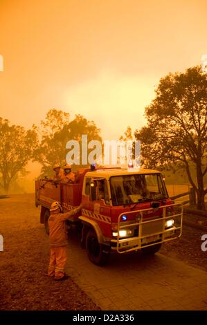 Heyfield, Victoria, Australia. 18 gennaio 2013. Bushfires bruciare fuori controllo, lacerazione attraverso Victoria quasi distruggere la township di Heyfield. Le case vengono evacuati e molti hanno già perso. Credito: Doug steley / Alamy Live News Foto Stock