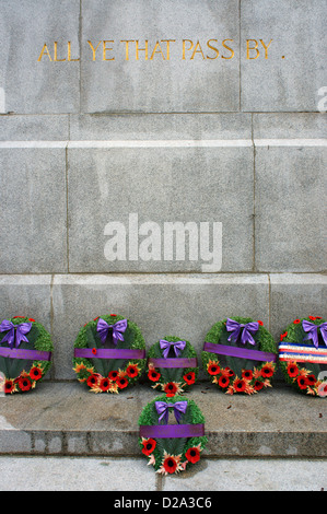 Giorno del Ricordo ghirlande alla base della Piazza della Vittoria il cenotafio in Piazza della Vittoria,, Vancouver, British Columbia, Canada Foto Stock