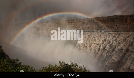 Rainbow sul sorprendente di Dettifoss cascata in Vatnajökull Parco Nazionale, Islanda Foto Stock