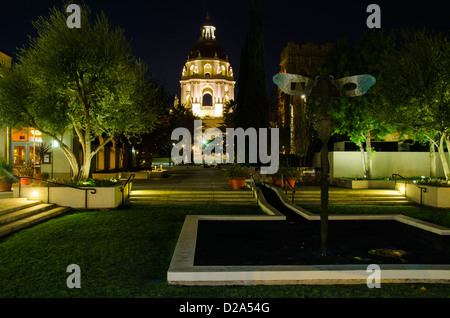 Pasadena City Hall e il giardino di notte Foto Stock