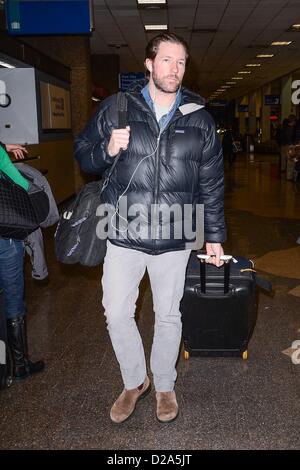 Salt Lake City, Stati Uniti d'America. Il 17 gennaio 2013. Ed Burns, lascia l'Aeroporto Internazionale di Salt Lake City e circa per il Sundance Film Festival attira celebrità a Salt Lake City Salt Lake City Aeroporto Internazionale di Salt Lake City, UT 17 Gennaio, 2013. Foto di: Ray Tamarra/Everett raccolta/ Alamy Live News Foto Stock