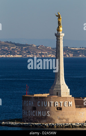 Statua della Madonnina Porto protettrice Missina Sicilia. Foto Stock