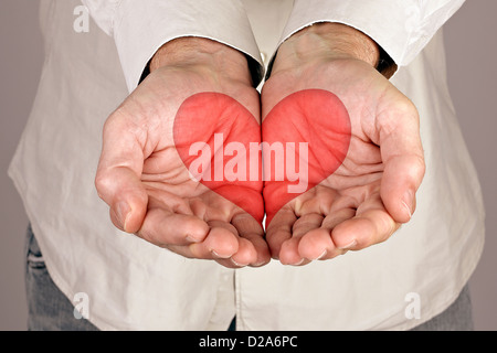Forma di cuore in mani maschio Foto Stock