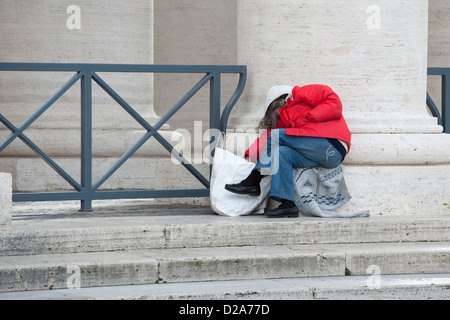 Donna dormire in Piazza San Pietro a Roma Foto Stock