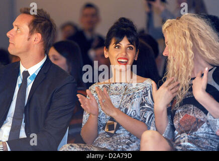 Berlino, Germania. Il 17 gennaio 2013. Georgian-nato il cantante britannico Katie Melua (C) assiste il Ada Zanditon mostrano fuori sede la Mercedes-Benz della settimana della moda a Berlino, Germania, 17 gennaio 2013. Le presentazioni dell'autunno/inverno 2013/2014 collezioni si svolgerà dal 15 al 18 gennaio 2013. Credito: dpa picture alliance / Alamy Live News Foto Stock