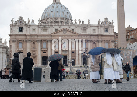 Le monache nella Basilica di San Pietro a Roma Foto Stock