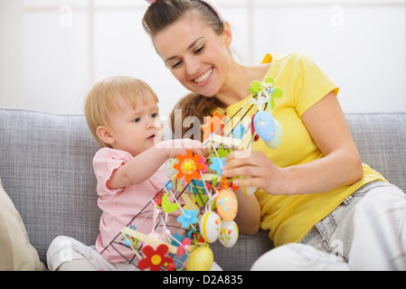 Felice la madre e il bambino rendendo la decorazione di Pasqua Foto Stock