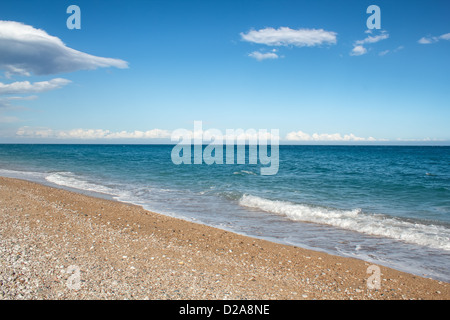 Spiaggia con le onde del Mediterraneo a Resort Antalya Turchia Foto Stock